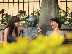 Frauen mit Goethe-Büste
