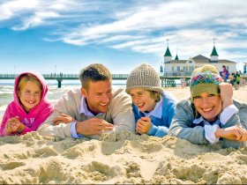 Familie im Sand vor der Ahlbecker Seebrücke©König, Jens,UTG