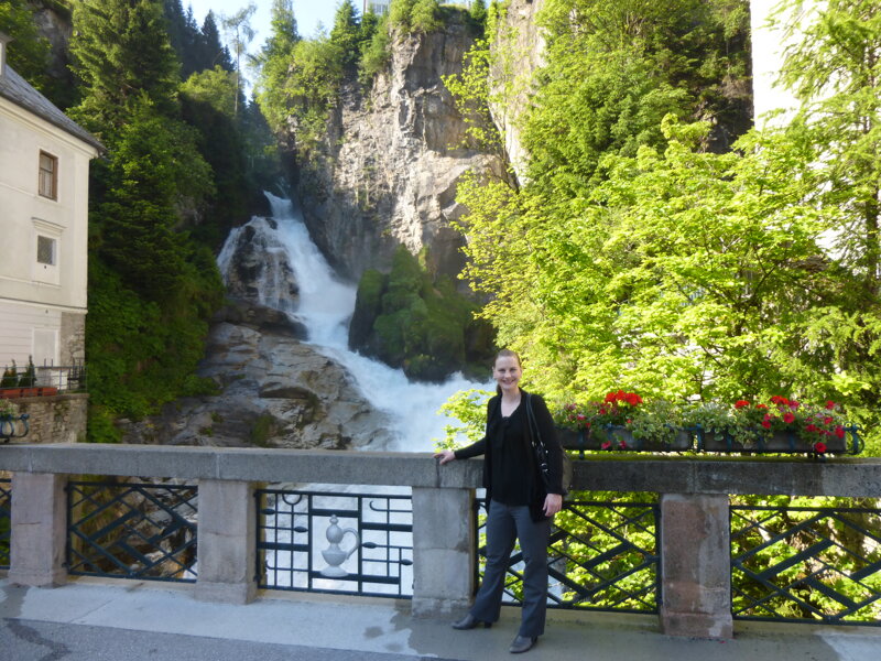 Lisa Carmiggelt vor dem Wasserfall in Bad Gastein