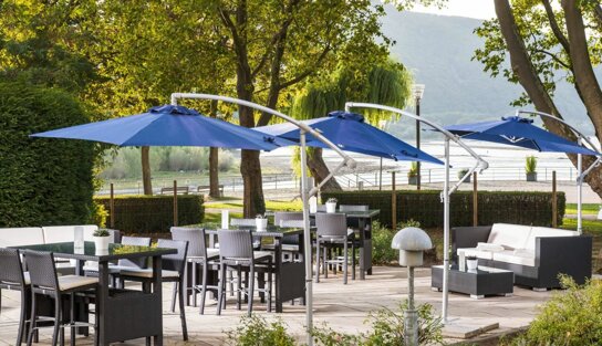 Terrasse mit Sonnenschirmen