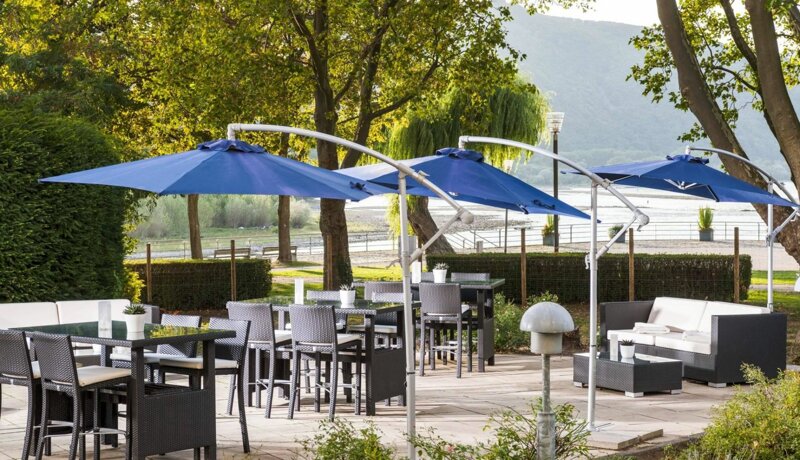 Terrasse mit Sonnenschirmen