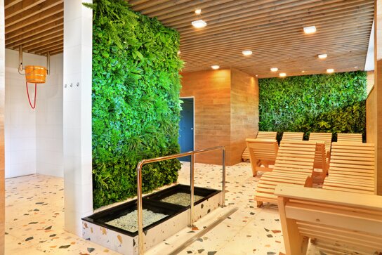 Wellnessbereich mit Holzliegen