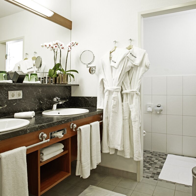 Badezimmer mit Bademantel und Doppelwaschbecken