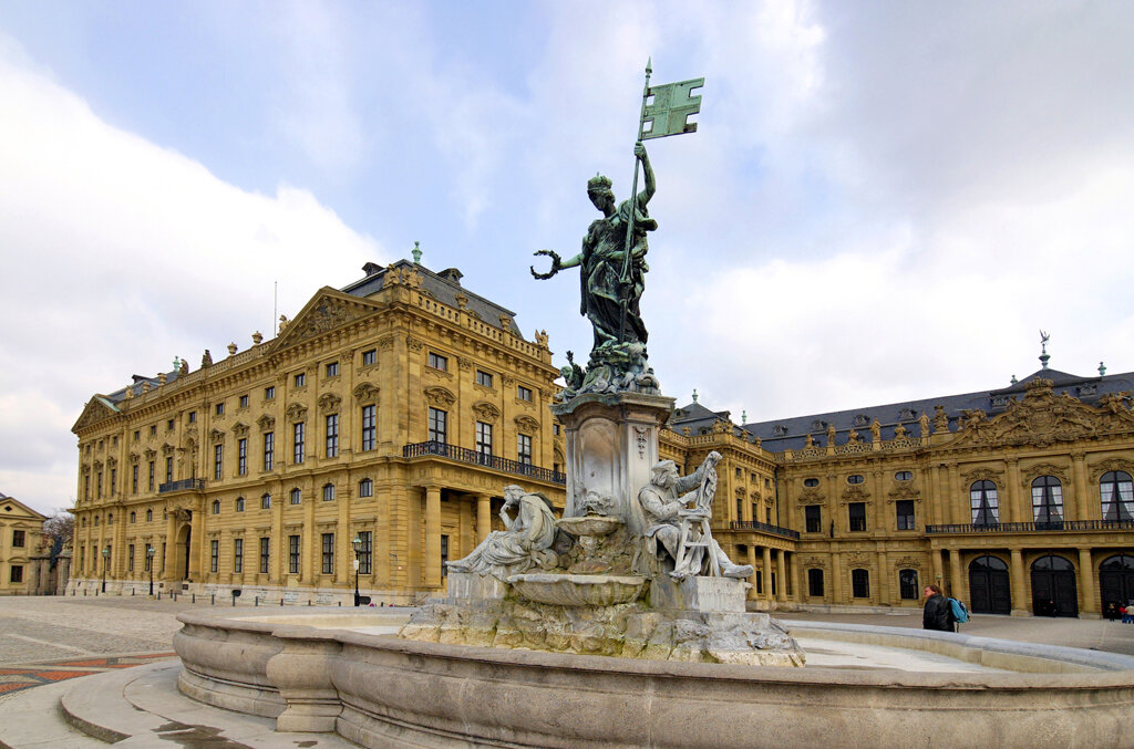 Residenz mit Brunnen 01 c Würzburg