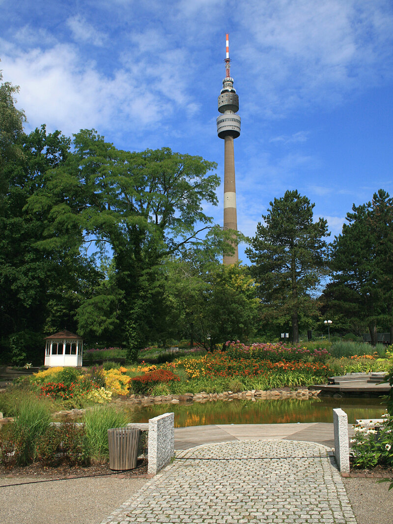 Westfalenpark Dortmund mit Florianturm und Parkweg – © DORTMUNDtourismus