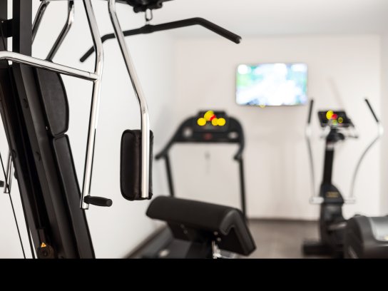 Fitnessgeräte im Fitnessraum