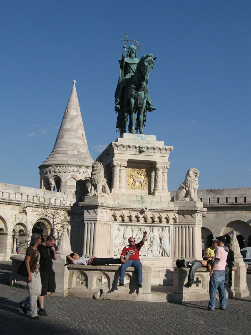 Besucher an der Fischerbastei mit Blick über Budapest