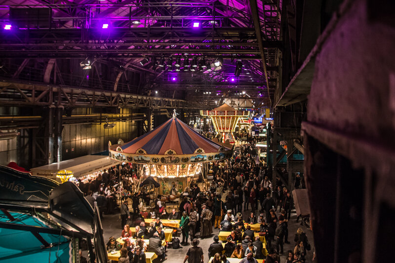 historisches Karrussel auf de Jahrmakrt