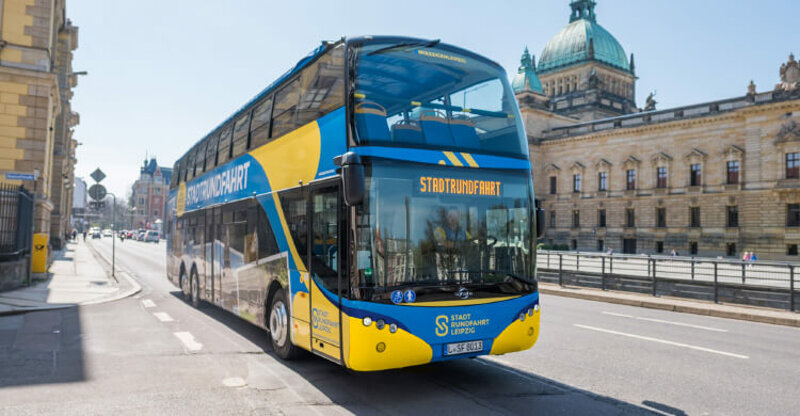 blau-gelber Doppeldeckerbus