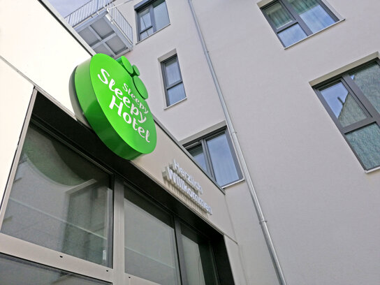 Hoteleingang Sleepy Sleepy Hotel von außen