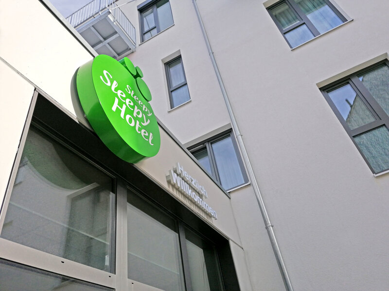 Hoteleingang Sleepy Sleepy Hotel von außen