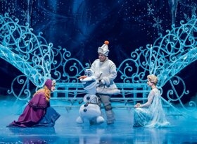 Elsa, Anna und Schneemann Olaf © Johan Persson, Stage Entertainment