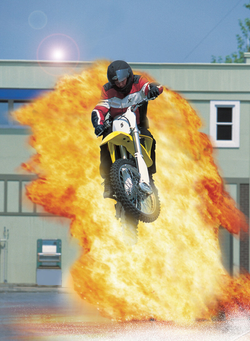 Biker springt durch Flammen