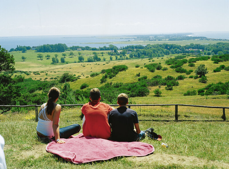 Wanderer am Dornbusch auf der Insel Hiddensee