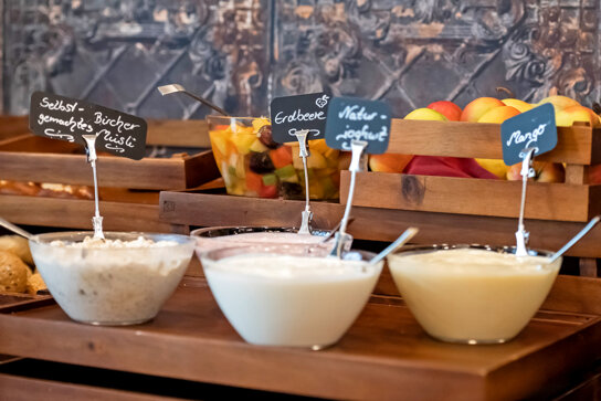 Frühstücksbuffet mit Obst und Joghurt