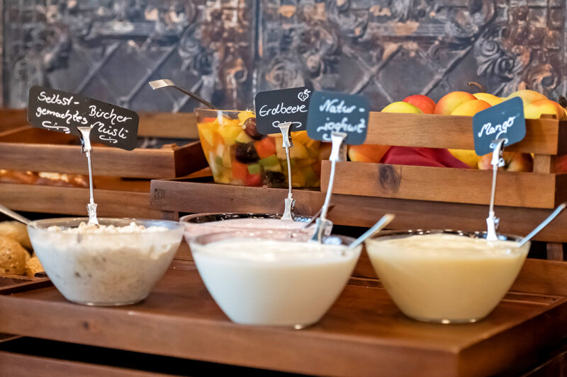 Frühstücksbuffet mit Obst und Joghurt