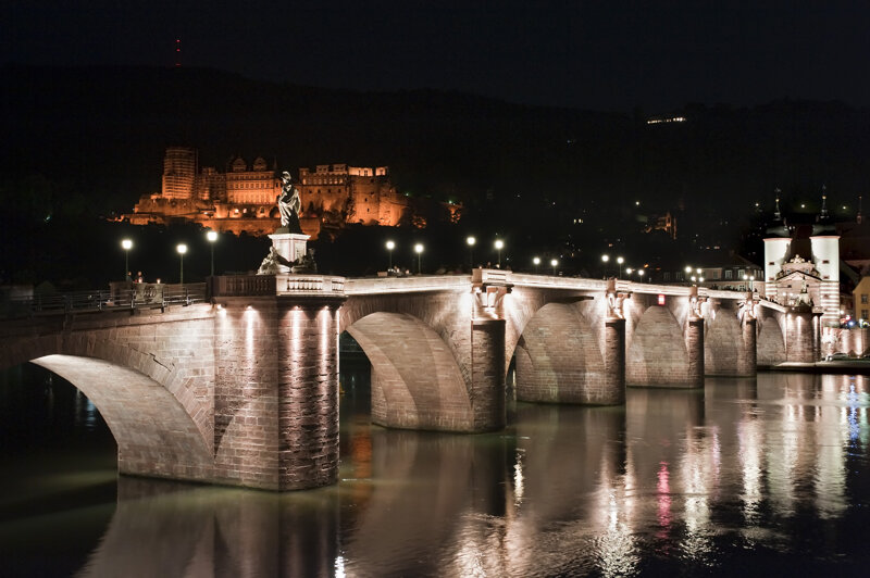 Beleuchtete Alte Brücke in Heidelberg