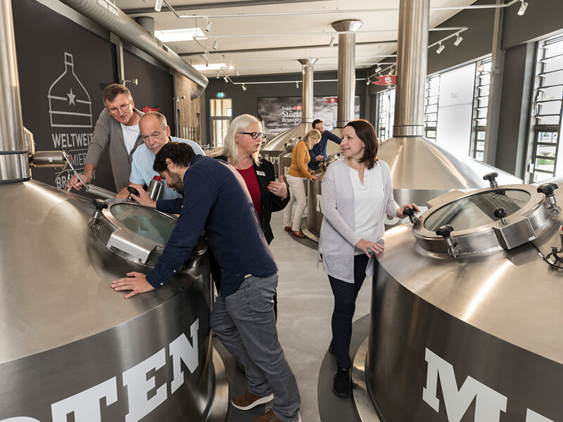Menschen bei Brauereiführung