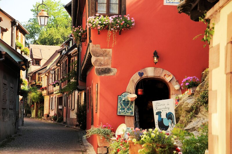 Gasse mit Blumen