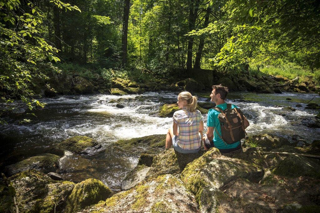 Paar an einem Bach im Bayerischen Wald