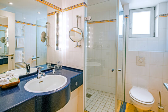 Badezimmer mit großer Dusche im Best Western Hotel Kantstrasse