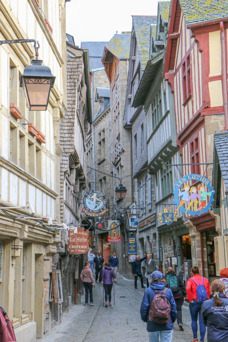 Enge Gassen im mittelalterlichen Dorf des Mont-Saint-Michel