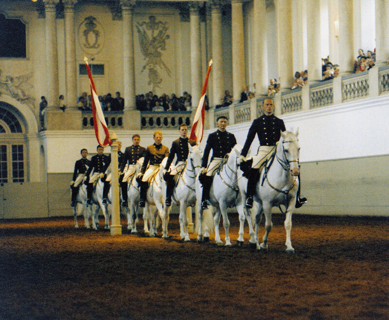 Spanische Hofreitschule Wien – Lipizzaner-Bereiter in klassischer Formation