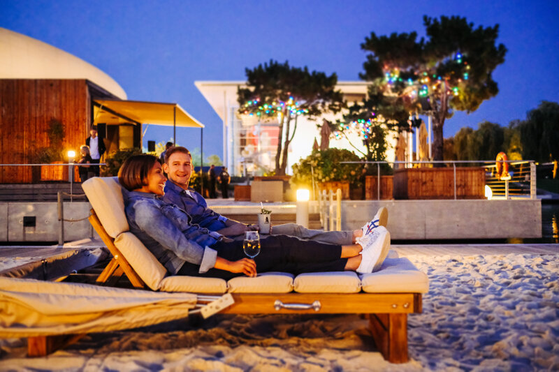 Menschen auf Liege im Sand