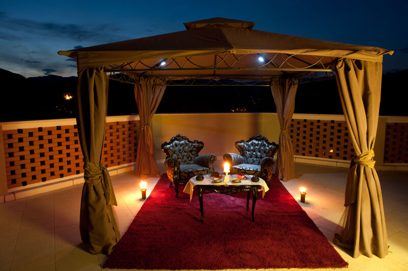 Romantische Terrasse bei Nacht – Valentinstag zu zweit