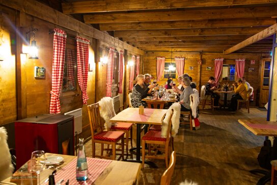 Alpenhütte mit Tischen