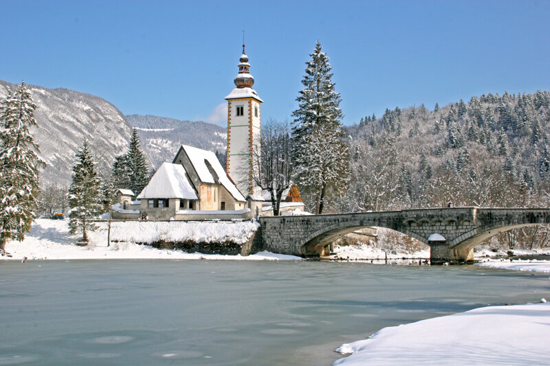 Kirche St. Johannes am Bohinjer See mit Winter