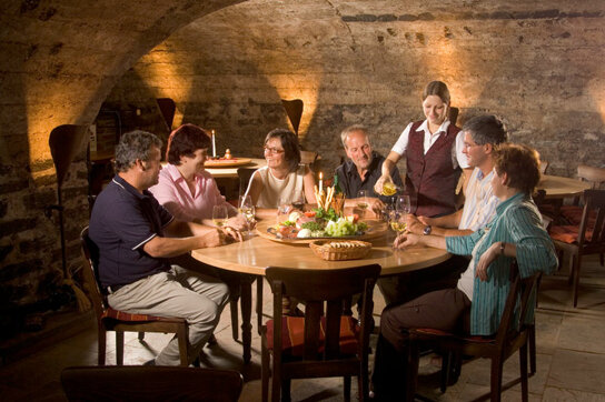 Gewölbekeller mit Weinverkostung