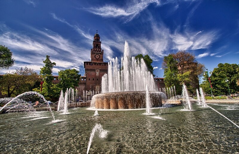 Castello Sforzesco mit Springbrunnen in Mailand