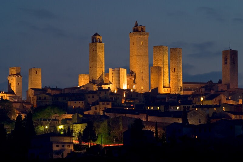 die erleuchteten Türme von San Gimignano bei Nacht