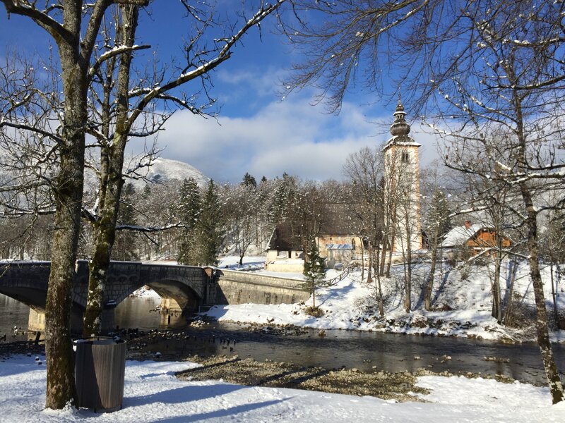 Brücke und Kirche im Winter
