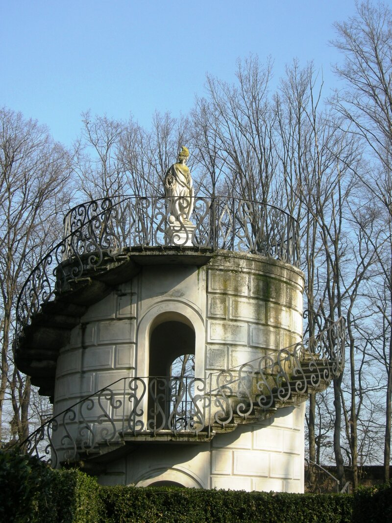 Der Turm im Zentrum des Irrgartens der Villa Pisani