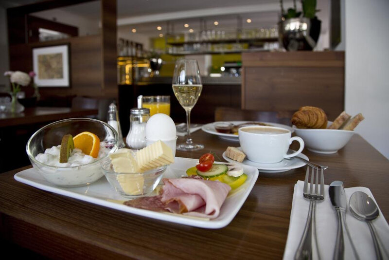 Frühstück am Tisch