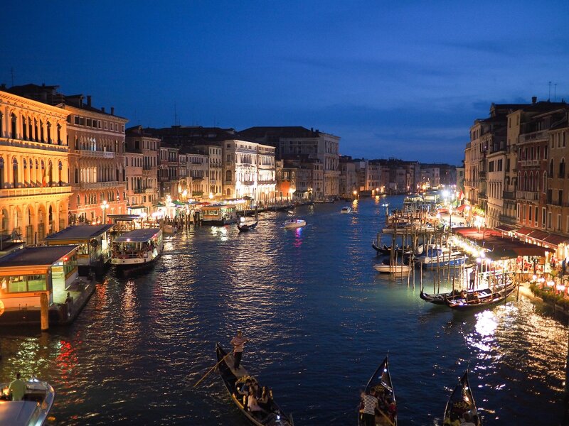 Blick auf den Canal Grande in Venedig mit historischen Palästen