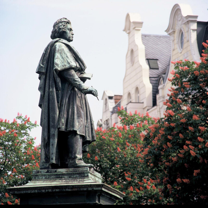 Beethoven-Denkmal auf dem Münsterplatz in Bonn