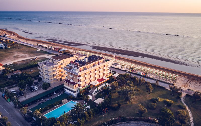 UNA HOTELS IMPERIAL BEACH FANO außen Strand