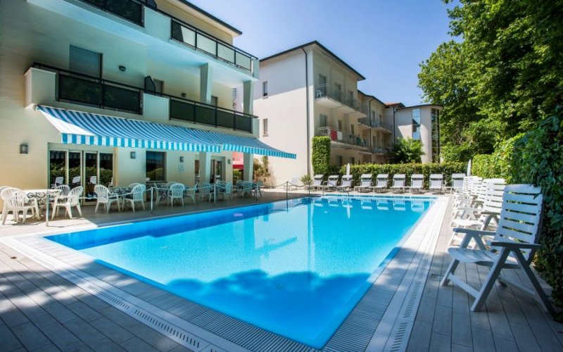 Cervia Hotel Athena pool aussen Außenansicht