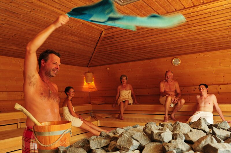 Saunaaufguss in der Saunalandschaft Embricana