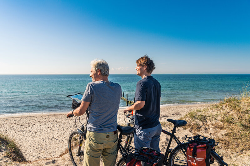 Radfahren blicken über den Strand aufs Meer