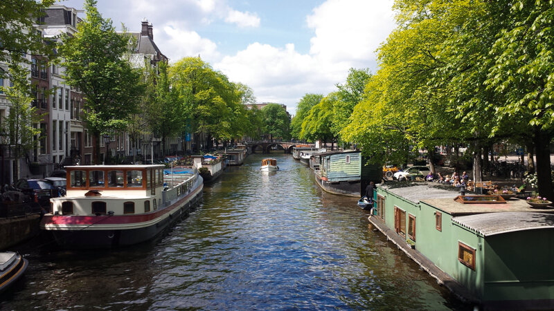 Malerische Grachtenansicht mit historischen Häuserfassaden in Amsterdam