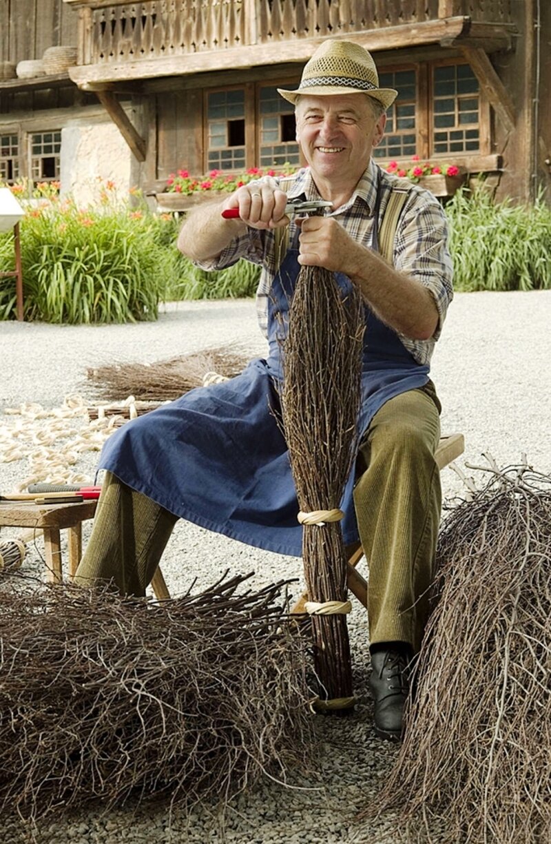 Besenbinder bei der Arbeit