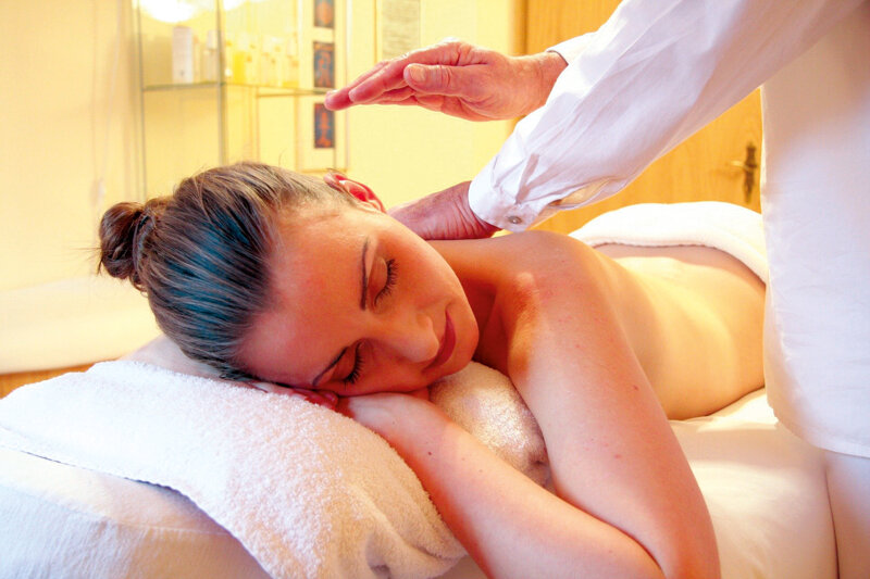 Frau genießt Massage im Wellnesshotel – Kurzurlaub als Geschenk