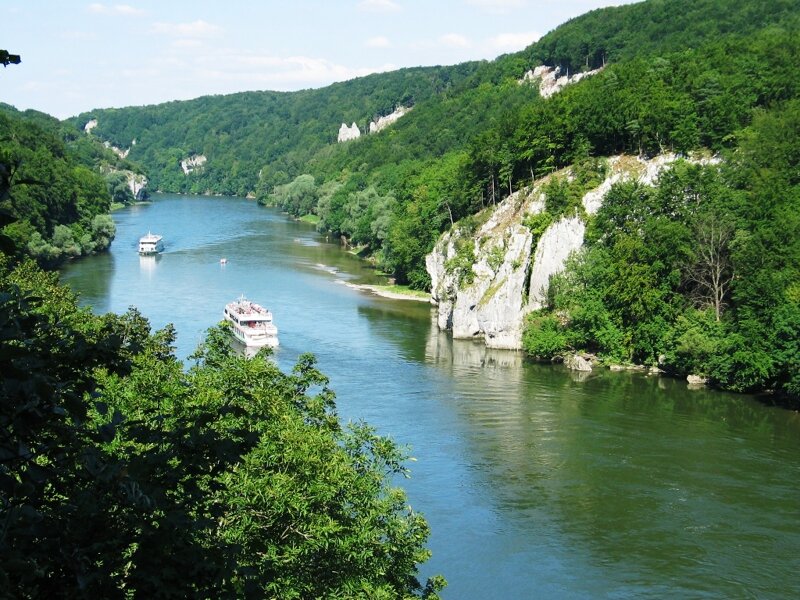 Schifffahrt durch die Weltenburger Enge im Donaudurchbruch