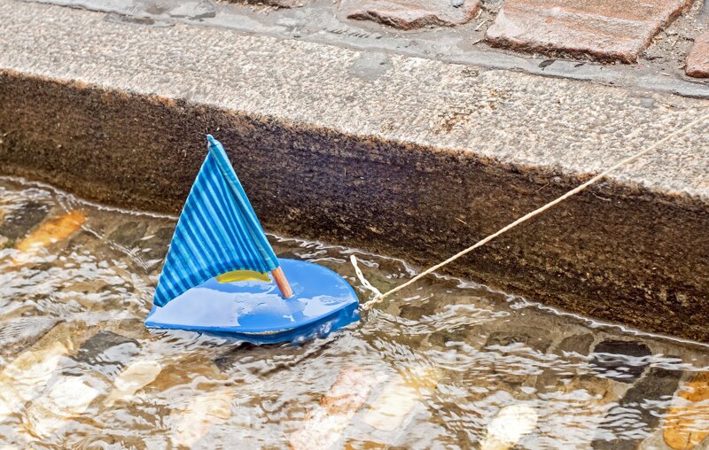 Spielzeugboot im Bächle