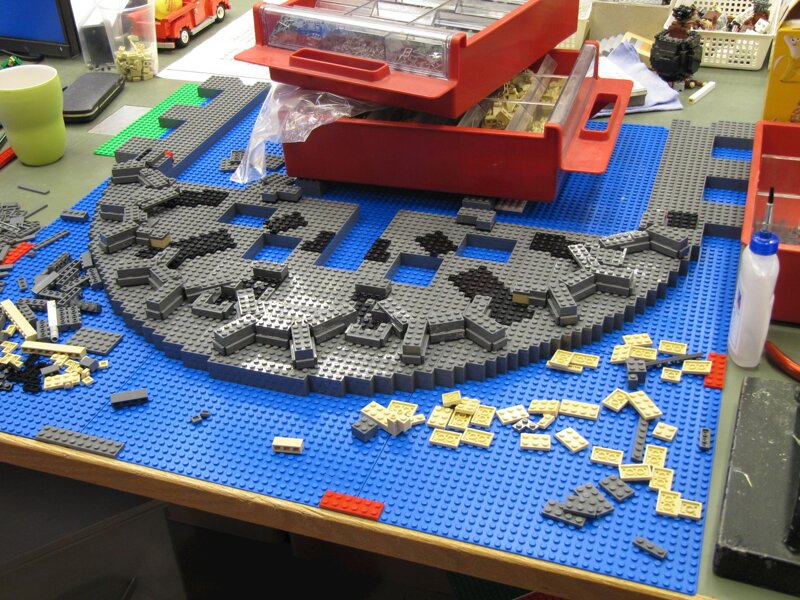 Spieltisch mit Legosteinen im LEGOLAND® Discovery Centre Oberhausen