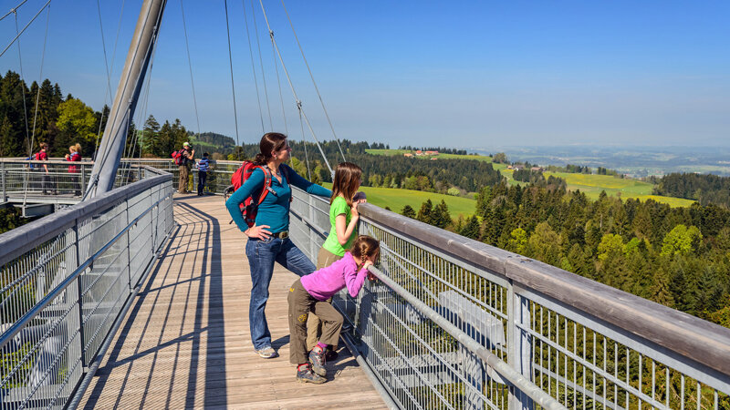 Familie auf dem Skywalk im Allgäu